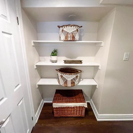 Spacious & Renovated 1Bd Suite W/Parking トロント エクステリア 写真